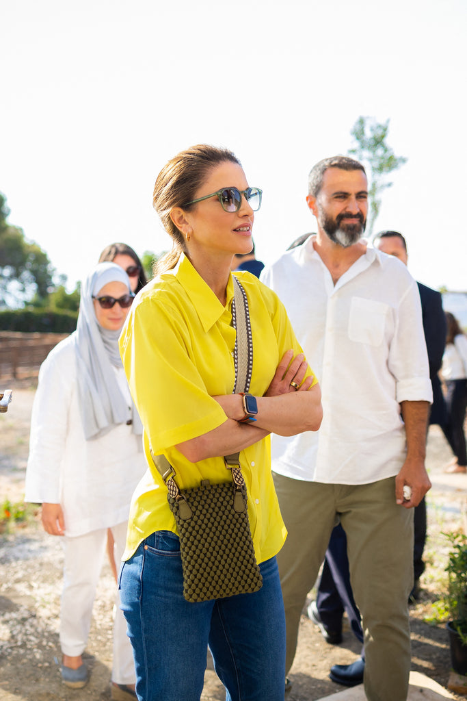 Rania de Jordania vuelve a apostar por la moda española con un bolso de Tissa Fontaneda